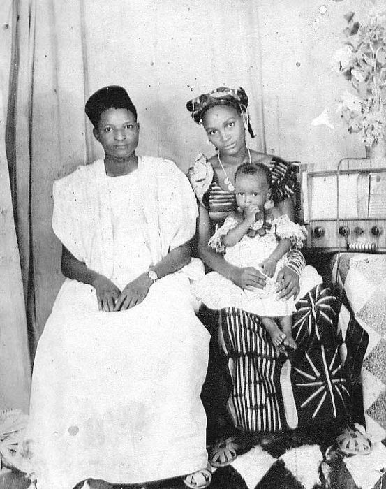 Feu Abdoulaye Bah, sa femme Safiatou et leur fille ainee Kadidiatou. Kindia 1957