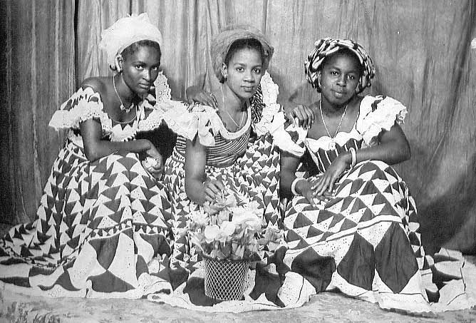 Safiatou Bah et amies. Kindia. 1958