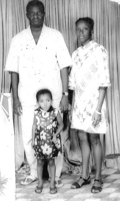 Feu Abdoulaye Bah, sa fille ainee Kadidiatou et sa niece Aissatou Diallo. 1968