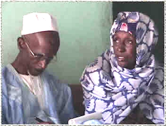 Elhadj Bah Ibrahima Caba et Hadja  Mariama Kesso faisant une lecture commentee d'un poeme de Tierno Diawo Pellel a Labe